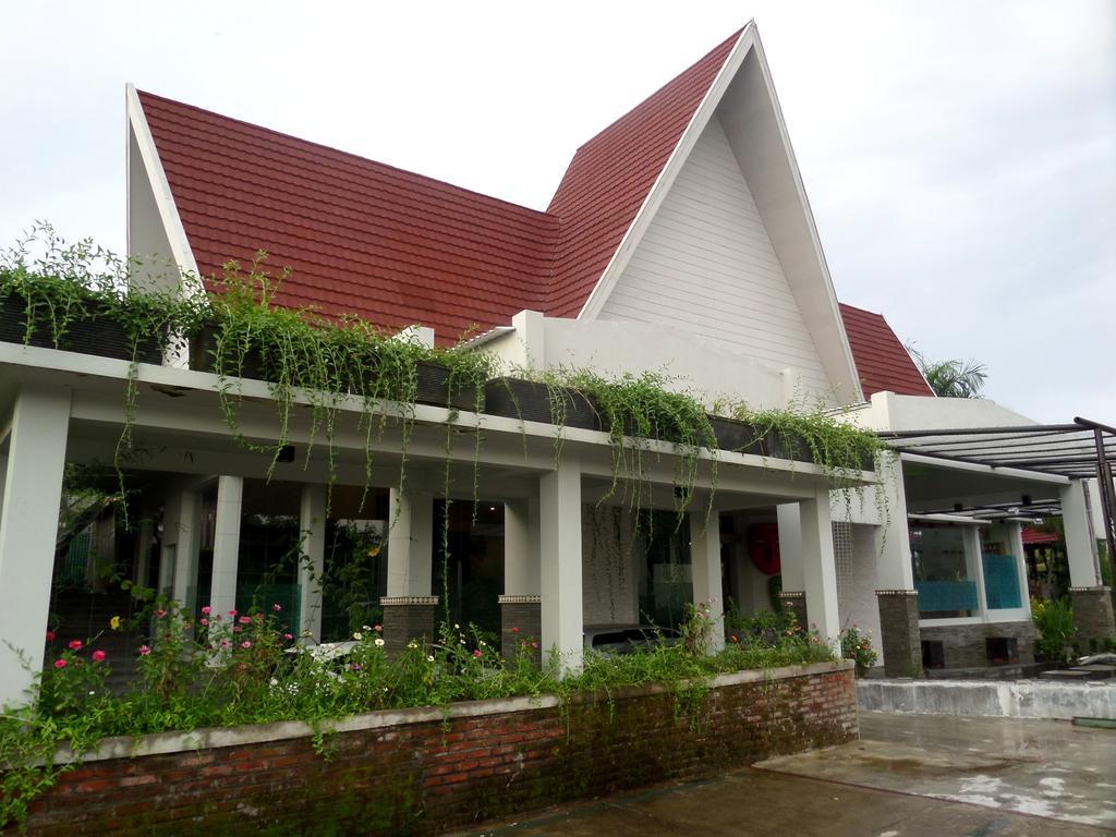 Bukit Daun Hotel And Resort Kediri  Εξωτερικό φωτογραφία